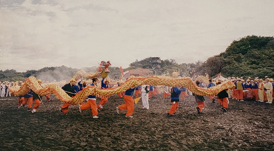 金龍於壇前呈祥